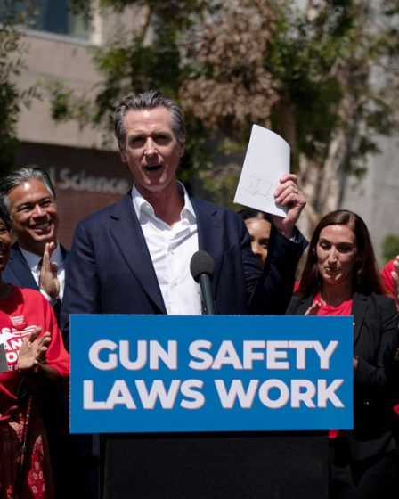 Le Newsom de Californie signe un projet de loi sur le contrôle des armes à feu inspiré de l'avortement controversé au Texas laissé en place par la Cour suprême des États-Unis - 51