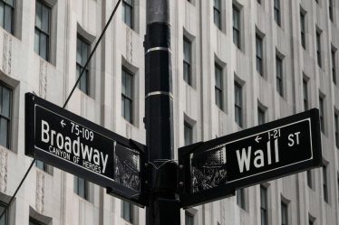 Les contrats à terme sur actions américaines se maintiennent près des sommets de cinq semaines alors que les investisseurs attendent la vague de bénéfices et la décision de la Fed - 5