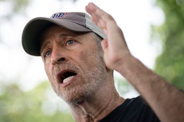 Jon Stewart dénonce les sénateurs républicains comme Pat Toomey qui a voté contre la loi PACT pour les anciens combattants - 7