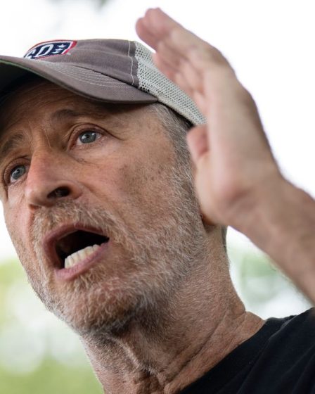 Jon Stewart dénonce les sénateurs républicains comme Pat Toomey qui a voté contre la loi PACT pour les anciens combattants 26 Jon Stewart dénonce les sénateurs républicains comme Pat Toomey qui a voté contre la loi PACT pour les anciens combattants - 25