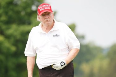 Donald Trump a quitté la Maison Blanche en janvier 2021 et utilise toujours le sceau présidentiel dans son club de golf du New Jersey - 7