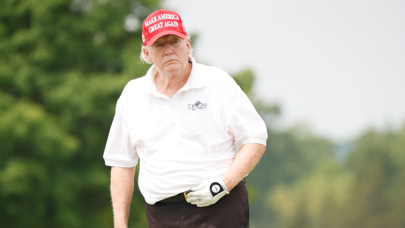 Donald Trump a quitté la Maison Blanche en janvier 2021 et utilise toujours le sceau présidentiel dans son club de golf du New Jersey - 1