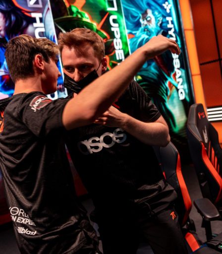 Fnatic trouve une synergie; bat G2 Esports lors du troisième match LEC Summer Split de la semaine 21 Fnatic trouve une synergie; bat G2 Esports lors du troisième match LEC Summer Split de la semaine - 20