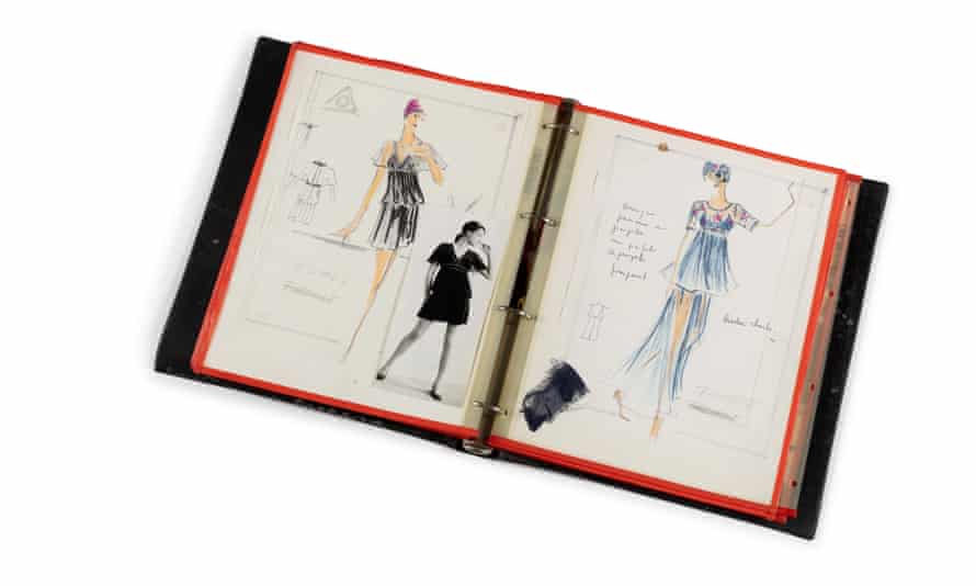 Dessins de Karl Lagerfeld vendus aux enchères pour près de trois fois l'estimation originale | Karl Lagerfeld 1 Lot 20, un dossier original de vingt-cinq croquis et documentation.