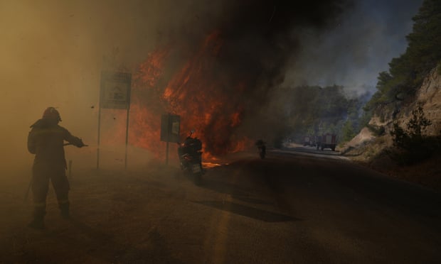 Macron promet de reconstruire et de replanter selon des «règles différentes» après les incendies français | France 1 Un pompier tente d'éteindre les flammes près de Mégare, à l'ouest d'Athènes
