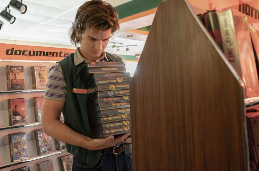 Stranger Things Bande originale de la saison 4 : Toutes les chansons présentées 3 DES CHOSES PLUS ÉTRANGÈRES. Joe Keery dans le rôle de Steve Harrington dans STRANGER THINGS. Cr. Tina Rowden/Netflix © 2022