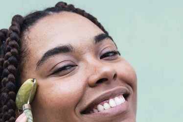 Demandez à un éditeur de beauté : Comment utiliser un rouleau facial pour un maximum d'avantages en matière de soins de la peau - 31