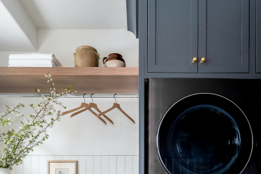 Espace de la semaine : Une salle de lavage brillante Reno maximise le stockage et l'espace de comptoir - 8