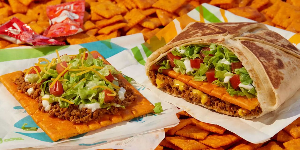 Taco Bell et Cheez-It ont la langue qui remue avec un nouveau tostada sur un cracker géant 2 Taco Bell et Cheez-It ont la langue qui remue avec un nouveau tostada sur un cracker géant - 1