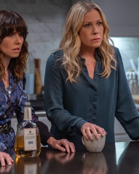 Dead to Me saison 3 et 6 meilleures émissions dramatiques Netflix à venir à l'automne 2022 - 18