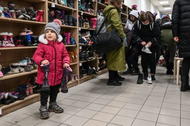 "Je suis reconnaissant pour le magasin à un dollar": les parents sont stressés par les achats de vêtements pendant la rentrée scolaire et luttent contre une inflation record - 7