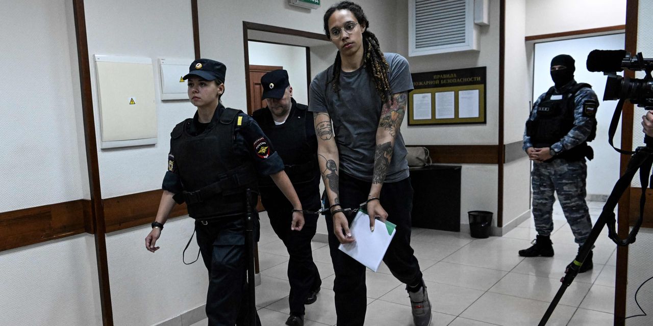 La Russie est ouverte aux pourparlers sur l'échange de prisonniers de Brittney Griner, selon un responsable du Kremlin 2 La Russie est ouverte aux pourparlers sur l'échange de prisonniers de Brittney Griner, selon un responsable du Kremlin - 1