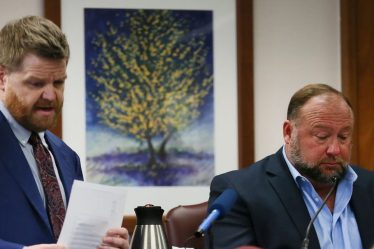 Le jury ordonne à Alex Jones de payer 49,3 millions de dollars de dommages et intérêts dans l'affaire du mensonge de Sandy Hook - 5