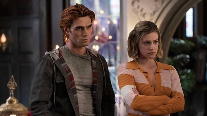 Lili Reinhart aborde les histoires surnaturelles de Riverdale suite aux critiques 4 Archie et Betty ont des super pouvoirs dans la saison 6 de Riverdale