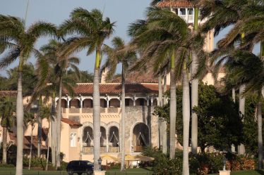 Le FBI fouille la maison de Trump à Mar-a-Lago, apparemment dans le cadre d'une enquête sur la suppression présumée de documents classifiés - 4