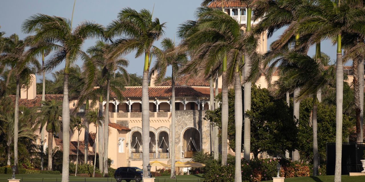 Le FBI fouille la maison de Trump à Mar-a-Lago, apparemment dans le cadre d'une enquête sur la suppression présumée de documents classifiés 2 Le FBI fouille la maison de Trump à Mar-a-Lago, apparemment dans le cadre d'une enquête sur la suppression présumée de documents classifiés - 1