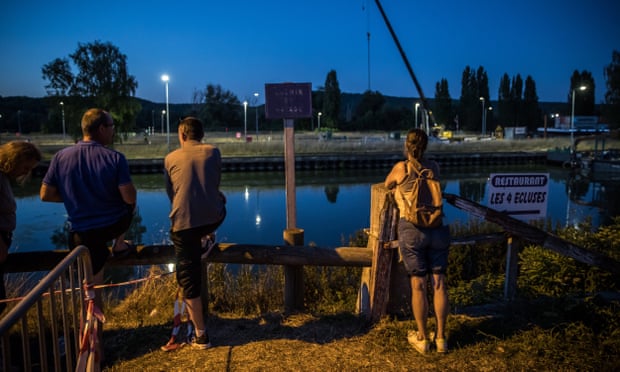 Un béluga échoué retiré de la Seine en France dans le cadre d'une tentative de sauvetage | France 2 Les badauds et les habitants regardent une équipe de sauveteurs déplacer un béluga perdu enfermé dans la Seine