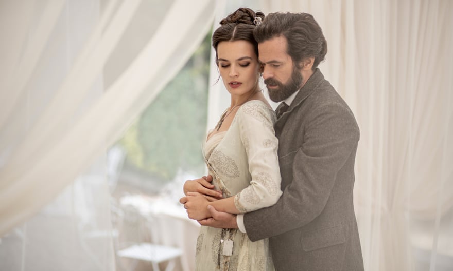 « C'était le Steve Jobs de son temps » : Romain Duris incarne Gustave Eiffel | Romain Duris 2 Comme cuisiner une mayonnaise… avec Emma Mackey dans Eiffel.