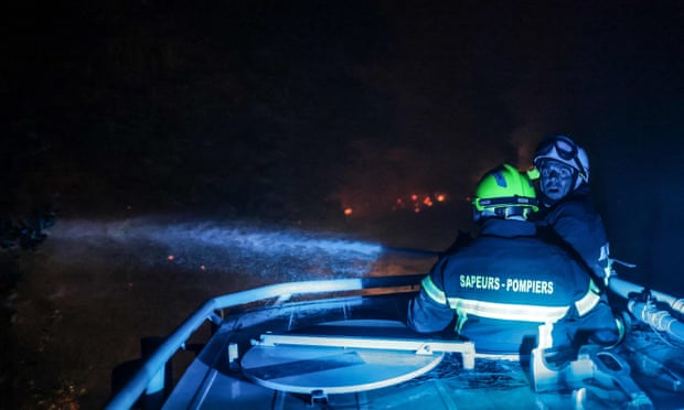 La France doit lutter "plus que jamais" contre la crise climatique, selon le Premier ministre français | France 3 Les pompiers travaillent la nuit sur le site de l'incendie.