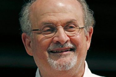 L'auteur Salman Rushdie sous ventilateur après avoir poignardé à New York - 6