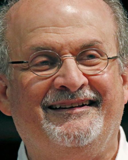 L'auteur Salman Rushdie sous ventilateur après avoir poignardé à New York 10 L'auteur Salman Rushdie sous ventilateur après avoir poignardé à New York - 9