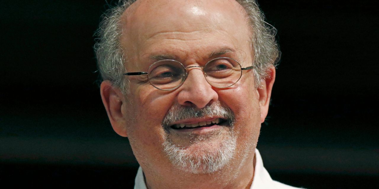 L'auteur Salman Rushdie sous ventilateur après avoir poignardé à New York 2 L'auteur Salman Rushdie sous ventilateur après avoir poignardé à New York - 1