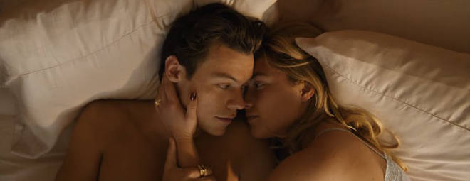 Florence Pugh claque la couverture de ses scènes de sexe avec Harry Styles dans Don't Worry Darling 4 Harry Styles et Florence Pugh dans Don't Worry Darling
