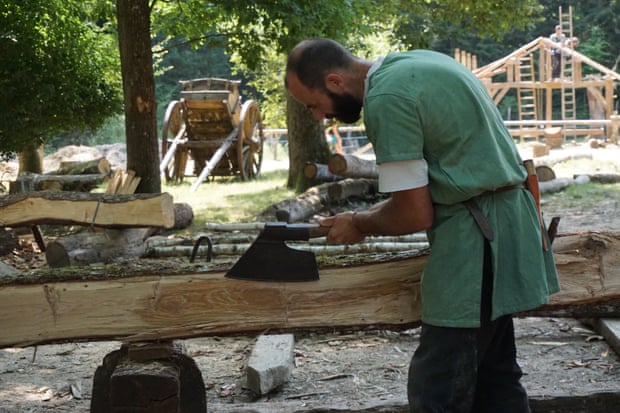 "Ils ont dit que c'était impossible" : comment les charpentiers médiévaux reconstruisent Notre-Dame | notre Dame 2 Les ébénistes de Guédelon seront précieux pour restaurer la toiture de Notre-Dame.