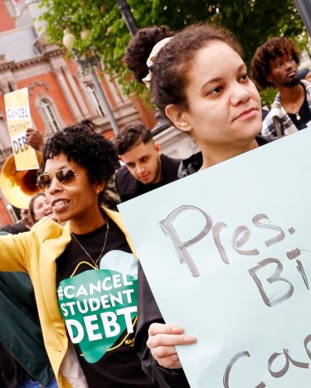 Biden annule 10 000 $ de prêts étudiants, 20 000 $ pour les bénéficiaires de subventions Pell 58 Biden annule 10 000 $ de prêts étudiants, 20 000 $ pour les bénéficiaires de subventions Pell - 57