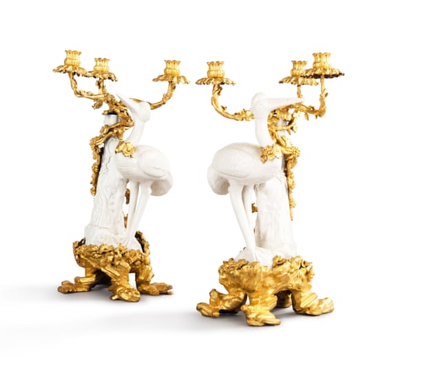 Les candélabres de Marie-Antoinette en vente au vide-grenier parisien par excellence | Paris 2 Une paire de candélabres à trois lumières à cigognes en porcelaine blanc de Chine montée sur bronze doré, Louis XV, vers 1750 (est. 200 000-400 000 €) - ayant probablement appartenu à Madame de Pompadour