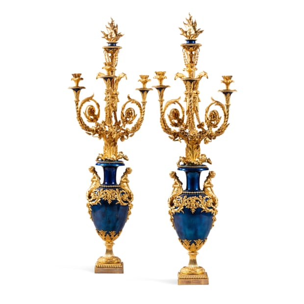 Les candélabres de Marie-Antoinette en vente au vide-grenier parisien par excellence | Paris 4 Une paire de candélabres Louis XVI en bronze doré et patiné bleu, vers 1784-1786, attribués à Lucien-François Feuchère (est. 300.000-500.000 €)- de réputation commande royale pour Marie-Antoinette