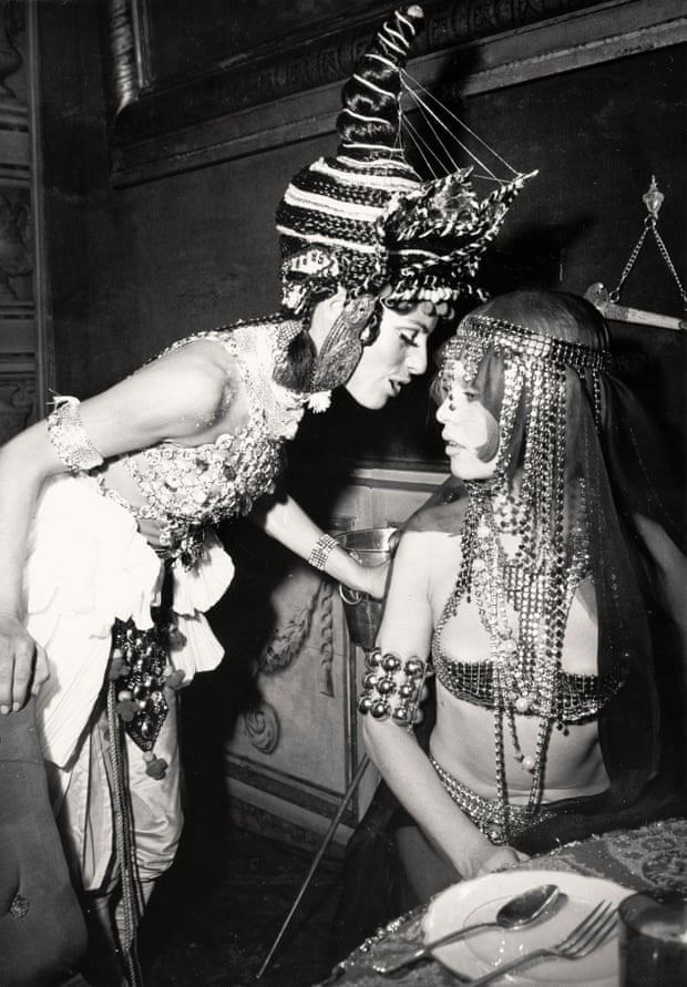 Les candélabres de Marie-Antoinette en vente au vide-grenier parisien par excellence | Paris 3 Douce François et Brigitte Bardot, au Bal Oriental, 1969