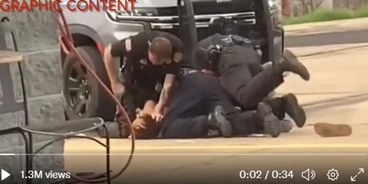 3 flics de l'Arkansas suspendus pour une arrestation qui a provoqué l'indignation des médias sociaux 2 3 flics de l'Arkansas suspendus pour une arrestation qui a provoqué l'indignation des médias sociaux - 1