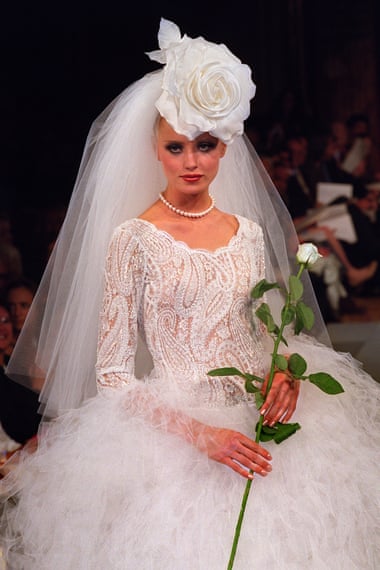 Avis de décès de Hanae Mori | 2 Un mannequin présentant une robe de mariée de la collection haute couture automne-hiver d'Hanae Mori à Paris, 2000.