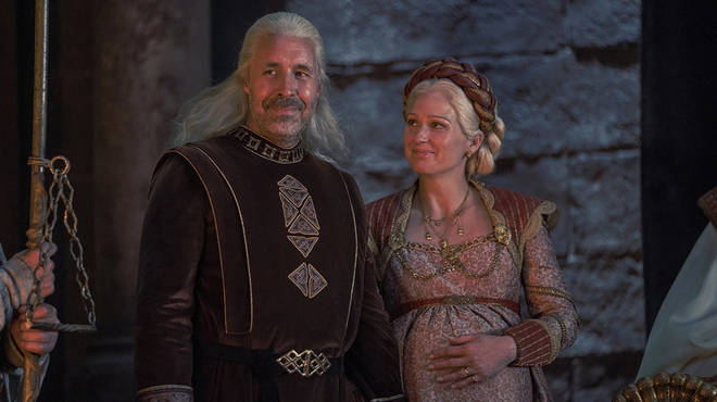 House of the Dragon les créateurs défendent une scène de naissance "horrible" dans l'épisode 1 4 Aemma décède après que Viserys ait accepté une césarienne pour sauver leur fils