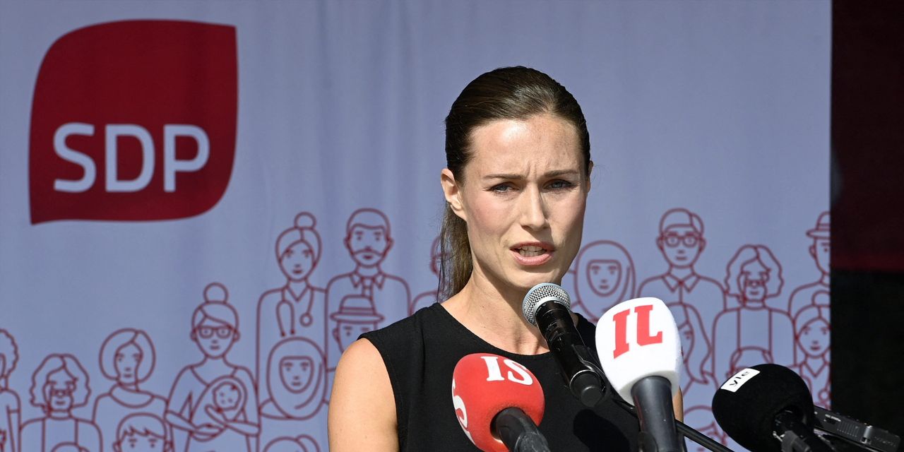 Le Premier ministre finlandais s'excuse pour la photo seins nus de deux femmes à la résidence d'été officielle - 1
