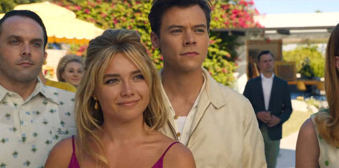 Les rumeurs dramatiques de Florence Pugh et Olivia Wilde expliquées 4 Florence Pugh et Harry Styles jouent un couple marié dans Don't Worry Darling