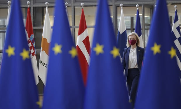 Ami ou ennemi : ce que les dirigeants mondiaux pensent de Liz Truss | Liz Truss 2 Liz Truss au milieu des drapeaux
