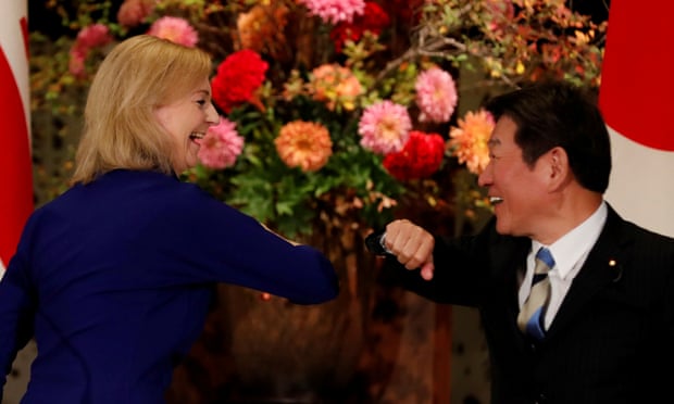 Ami ou ennemi : ce que les dirigeants mondiaux pensent de Liz Truss | Liz Truss 5 Liz Truss et le ministre des Affaires étrangères du Japon, Toshimitsu Motegi, se cognent les coudes
