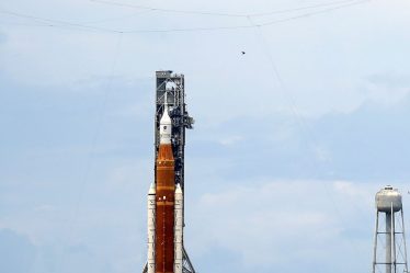 La nouvelle fusée lunaire de la NASA sur la bonne voie pour le lancement de lundi malgré les coups de foudre - 5
