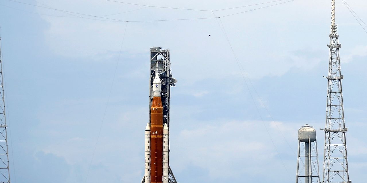 La nouvelle fusée lunaire de la NASA sur la bonne voie pour le lancement de lundi malgré les coups de foudre - 1