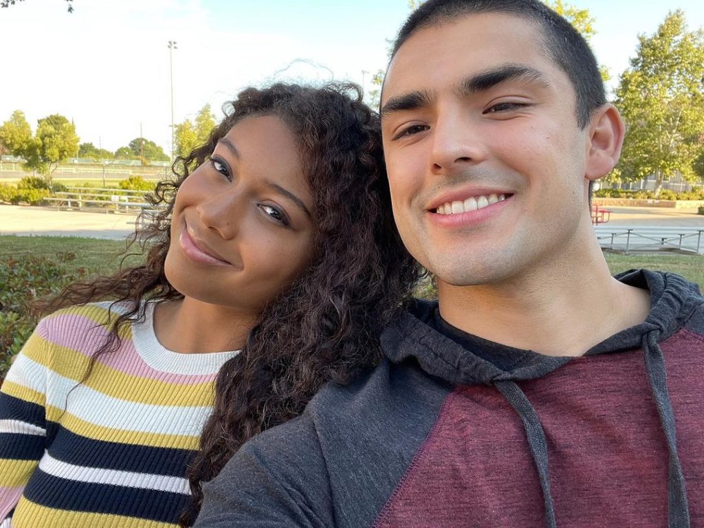 Wiki, biographie, âge, taille, carrière, famille, origine ethnique, petite amie, valeur nette et bien d'autres 13 Diego Tinoco avec son meilleur ami Sierra Capri