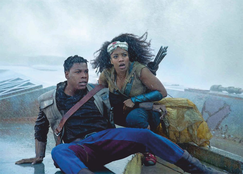 John Boyega sur "The Last Jedi" changeant la trajectoire sensible à la force de Finn ; Sa rencontre de l'épisode IX avec Trevorrow, et plus 4 John Boyega et Naomi Ackie
