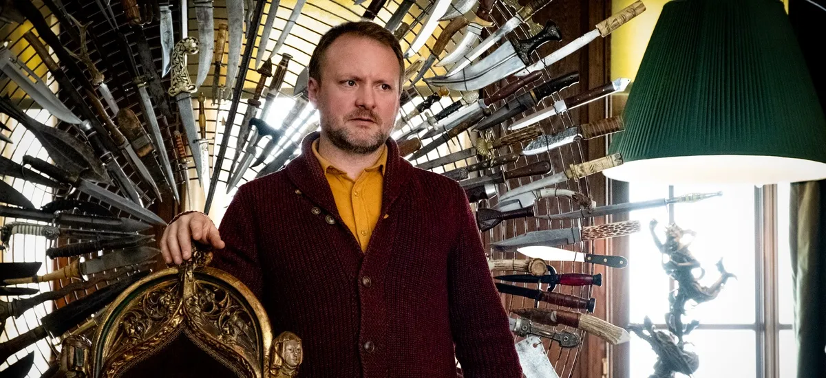 Rian Johnson est également connu pour avoir réalisé Knives Out (2019).