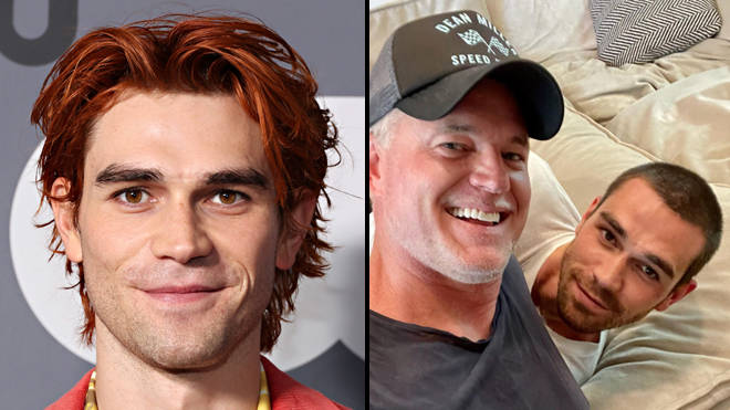 KJ Apa et Eric Dane plaisantent sur le fait d'être un "nouveau couple" et je crie - 1