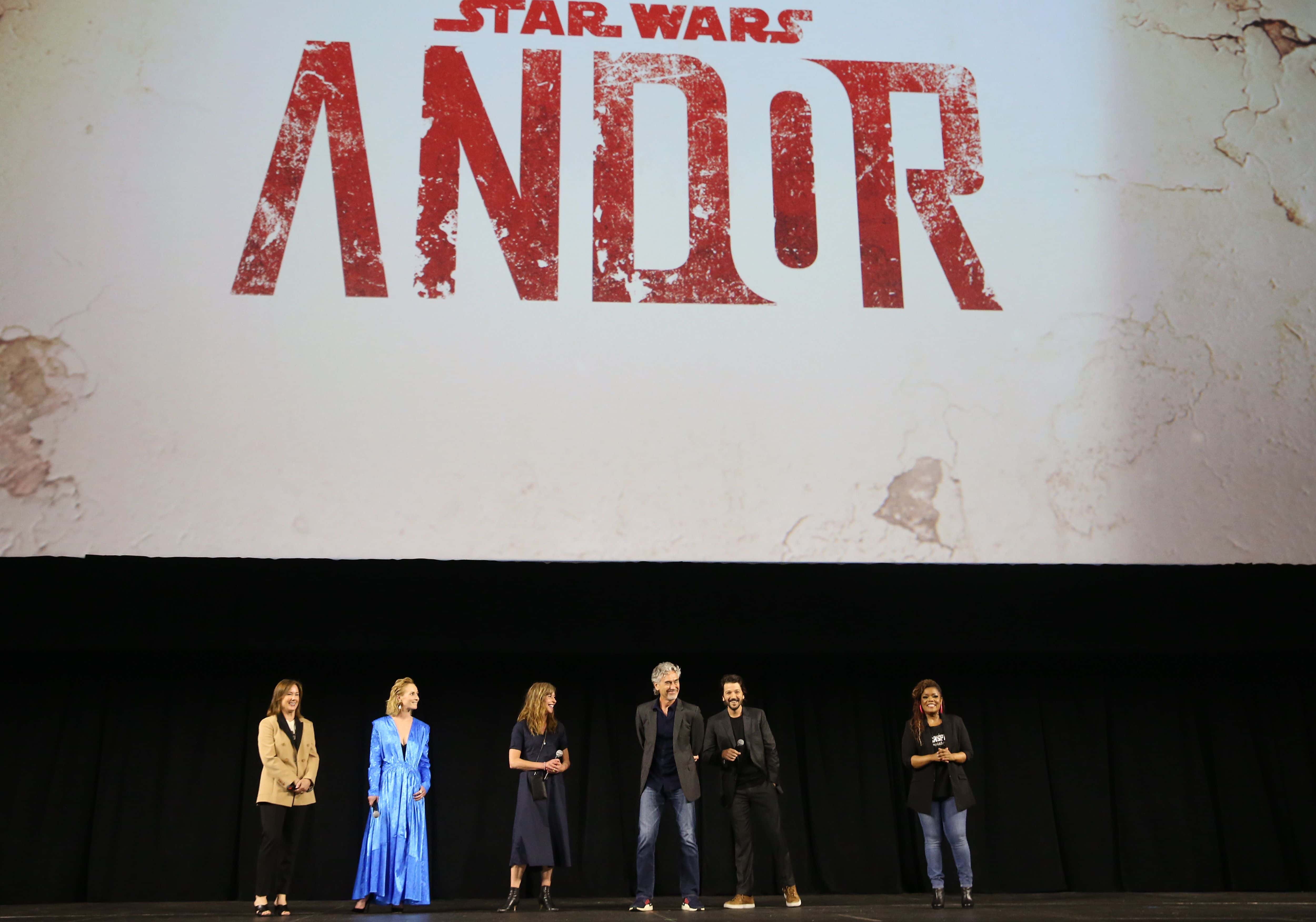 'Andor' sur Disney+ : Distribution, date, intrigue et dernier buzz autour de la série préquelle de 'Star Wars' 4 (LR) Kathleen Kennedy, présidente de Lucasfilm, Genevieve O'Reilly, Sanne Wohlenberg, Tony Gilroy, Diego Luna et Yvette Nicole Brown assistent au panel de présentation du studio à Star Wars Celebration pour « Andor » à Anaheim, Californie, le 26 mai 2022. La nouvelle série originale de Lucasfilm sera lancée exclusivement sur Disney + le 31 août.