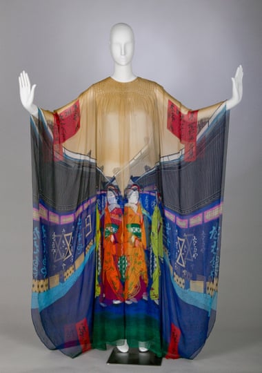Avis de décès de Hanae Mori | 1 Robe de soirée en soie, 1974, par Hanae Mori.