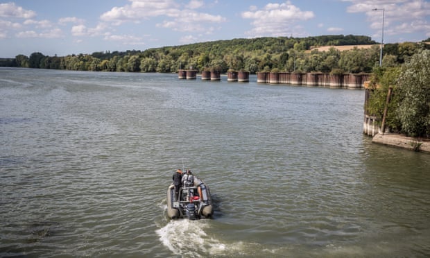 Béluga échoué en Seine pour recevoir des vitamines | Baleines 1 Des plongeurs de la brigade de police de l'environnement recherchent dans la Seine le béluga.