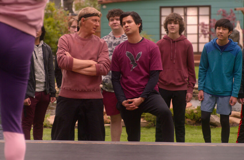 Cobra Kai saison 5 n'arrive pas sur Netflix en août 2022 3 Cobra Kaï. (De gauche à droite) William Zabka comme Johnny Lawrence, Aedin Mincks comme Mitch, Xolo Maridueña comme Miguel Diaz, Nathaniel Oh comme Nate dans Cobra Kai. Cr. Copyright © 2021 par Netflix
