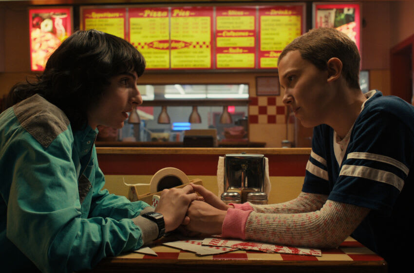 Connaissez-vous bien la relation entre Eleven et Mike dans Stranger Things? 3 DES CHOSES PLUS ÉTRANGÈRES. (L à R) Finn Wolfhard comme Mike Wheeler et Millie Bobby Brown comme onze dans STRANGER THINGS. Cr. Avec l'aimable autorisation de Netflix © 2022
